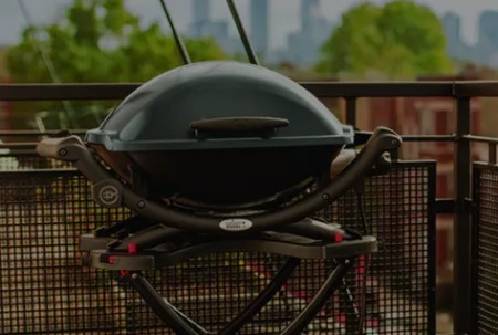 Houtskool bbq balkon Weber