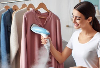 Met een stoomreiniger kleding stomen en schoonmaken